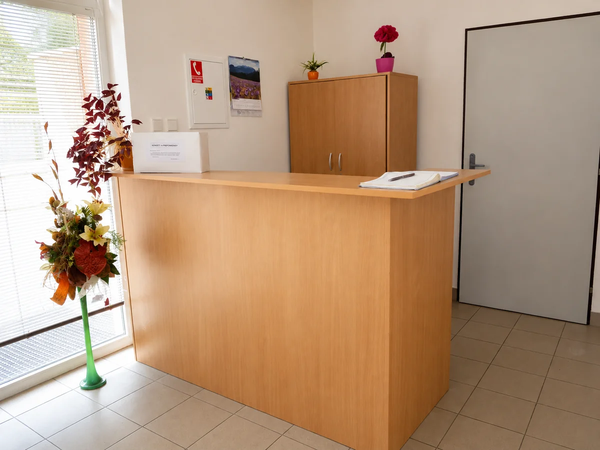 Recepcia hneď za vstupom do budovy